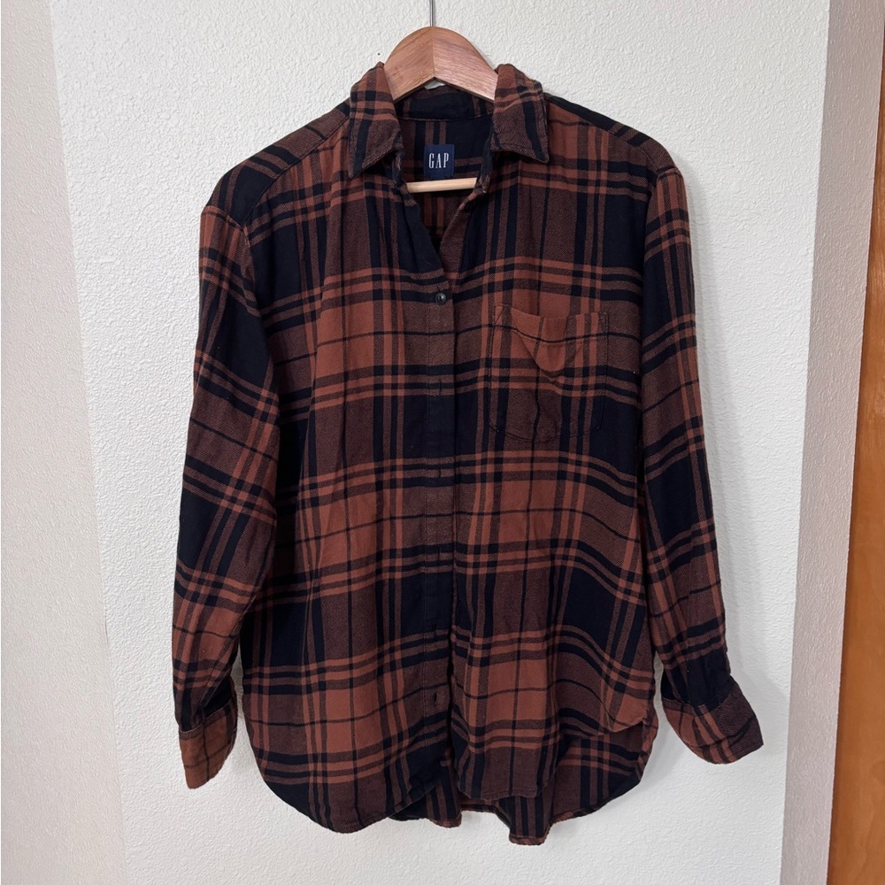 GAP Tan and Black flannel shirt. Small. High/ low shirt hem